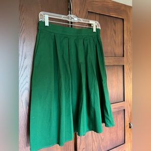 Green pleated midi skirt with pockets